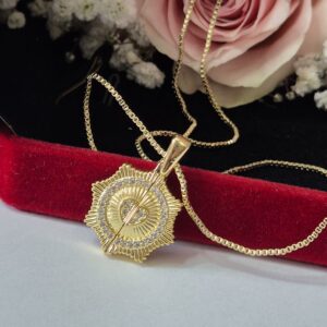 Necklace with medallion shaped as star rays